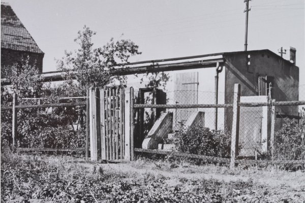 Schwarz-Weiß-Aufnahme eines eingezäunten Arbeitsschuppens mit Garten und Nebengebäuden in Poppenreuth um 1930