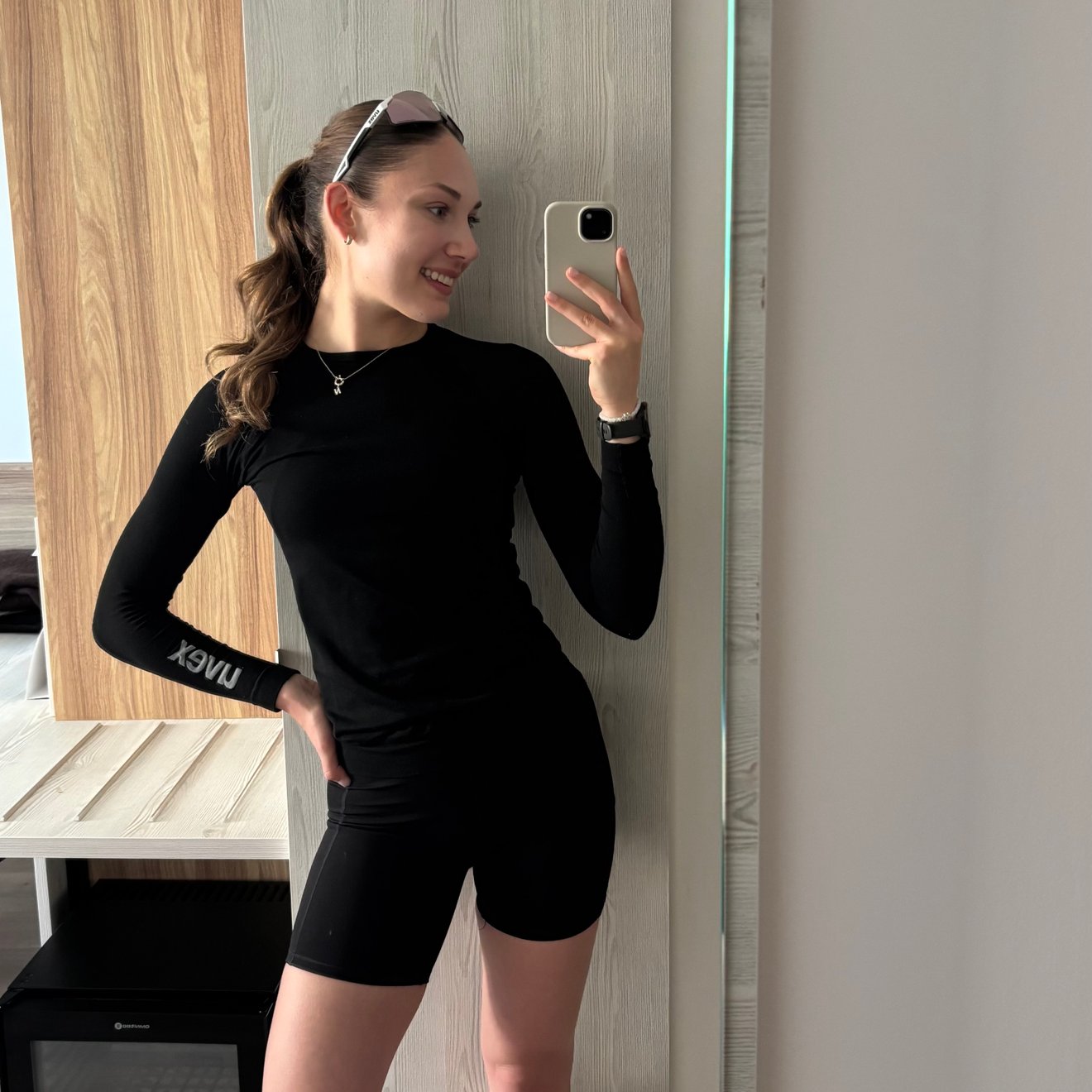 Selfie am Spiegel von einer Läuferin mit uvex Sportbrille
