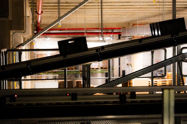 Kiste auf Fließband im uvex Logistikzentrum Rednitzhembach