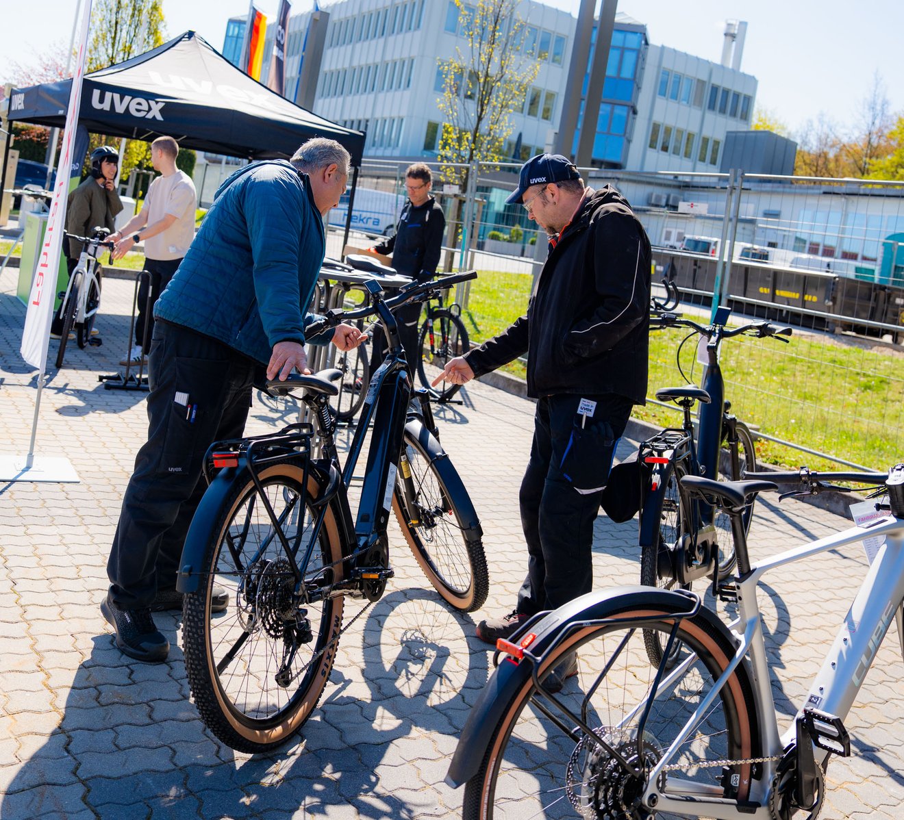 uvex Mitarbeiter sehen sich gemeinsam ein Fahrrad an.