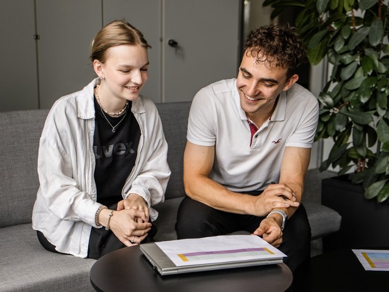 Trainee Lukas im Gespräch mit Kollegin