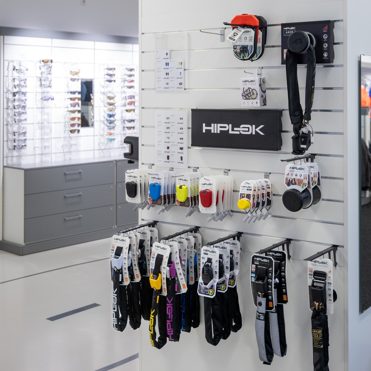 Eine Ausstellungswand mit verschiedenen Fahrradschlössern