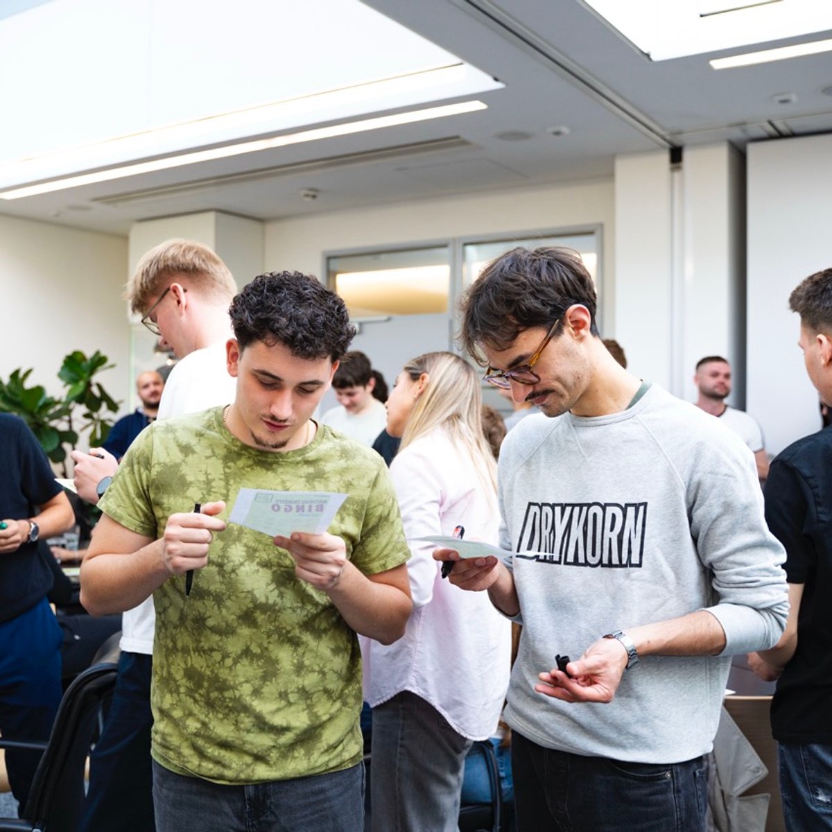 Zwei Personen schauen auf einen zettel