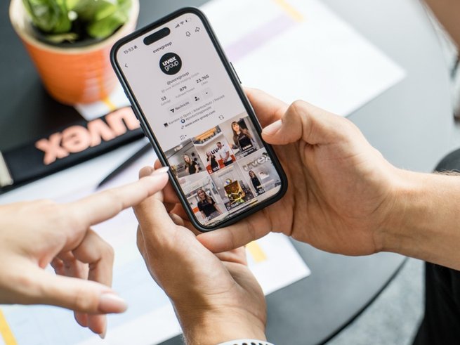 Nahaufnahme eines Handys das einen Social Media Kanal der uvex group zeigt