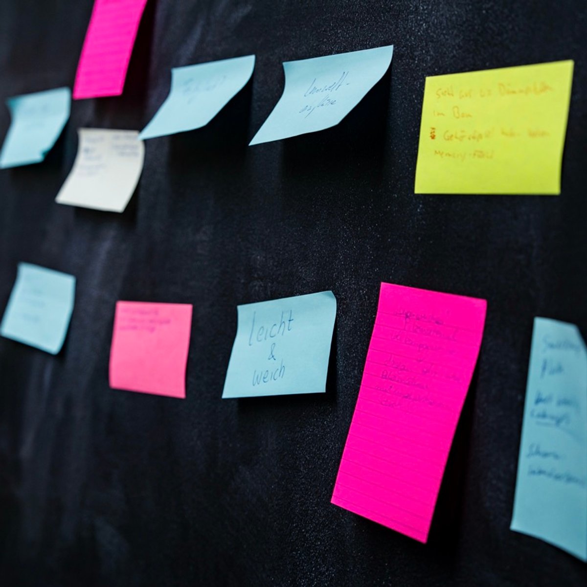 Bunte Post-its auf Tafel
