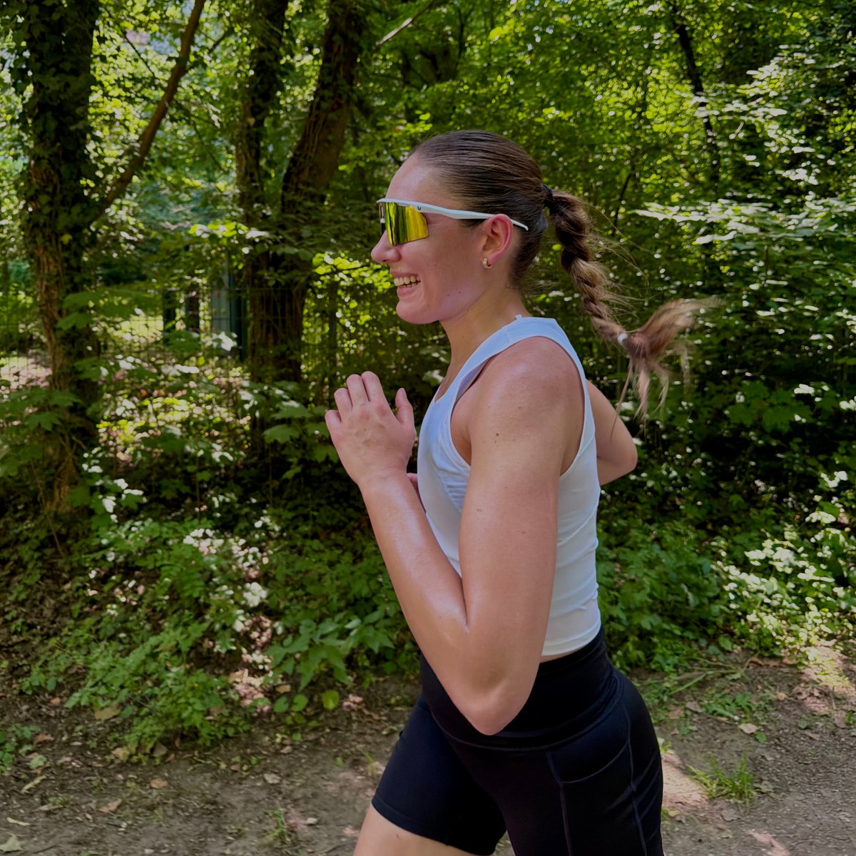 Joggerin im Wald mit uvex Sportbrille
