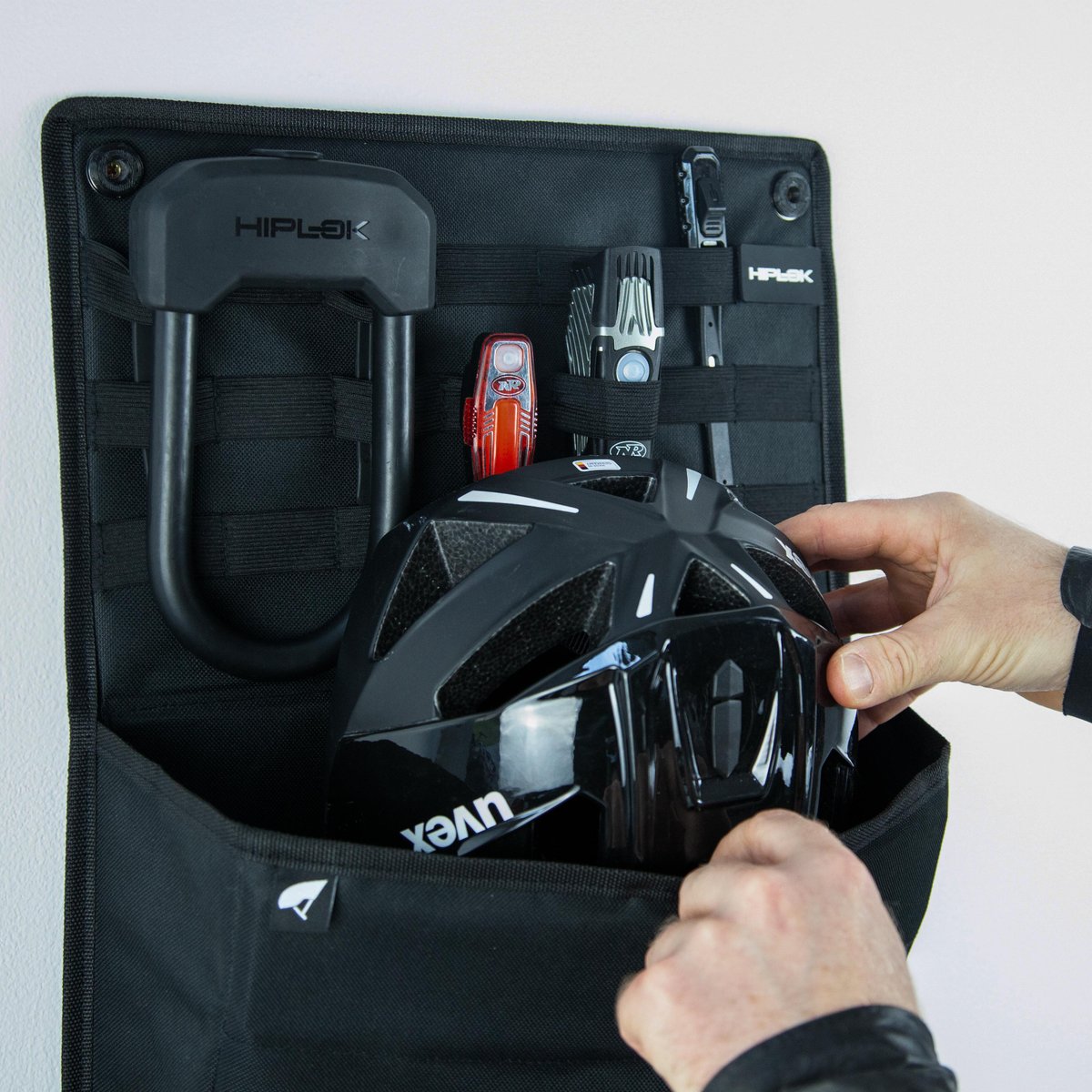 Eine Person die einen Rucksack packt