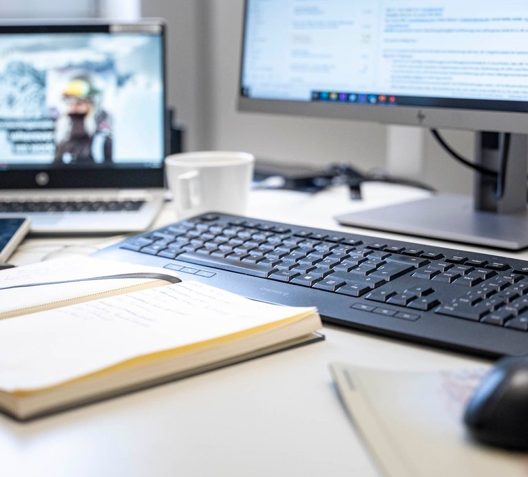 Nahaufnahme eines Laptops mit Bildschirm