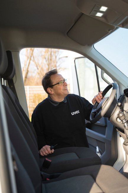 Stephan steigt in ein Auto ein