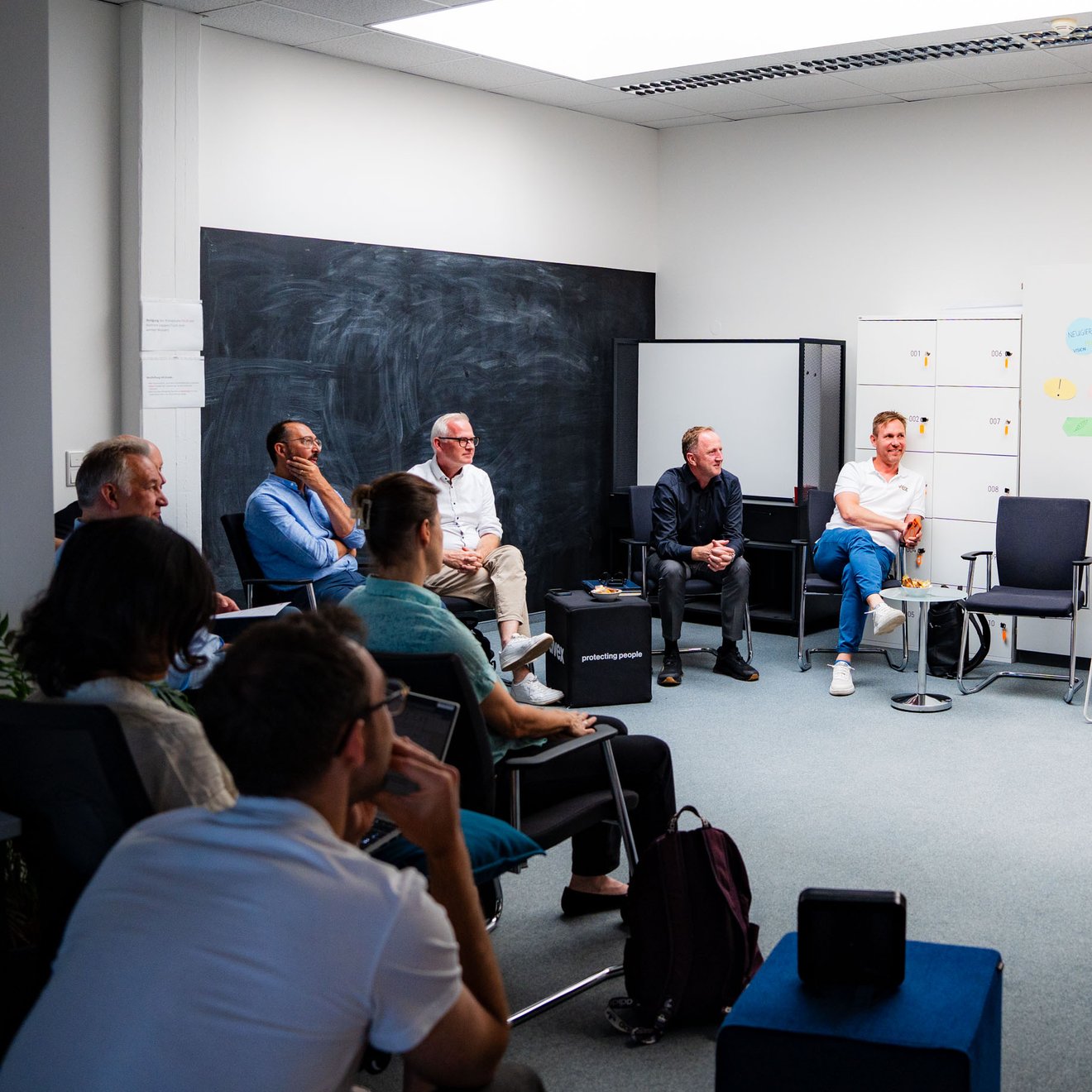 Das Steering Committee sitzt zusammen und hört sich neue Idee an