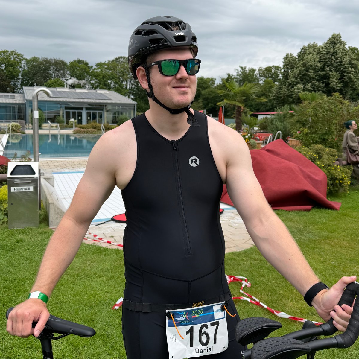 Ein Fahrradfahrer bei Challenge Roth mit der Kennziffer 167
