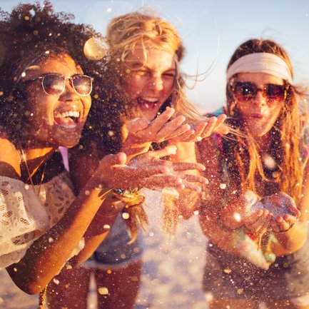 Drei Frauen in der Abendsonne mit Sonnenbrillen