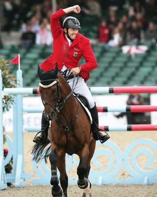 Thomas Mühlbauer sitzt auf einem braunen Pferd