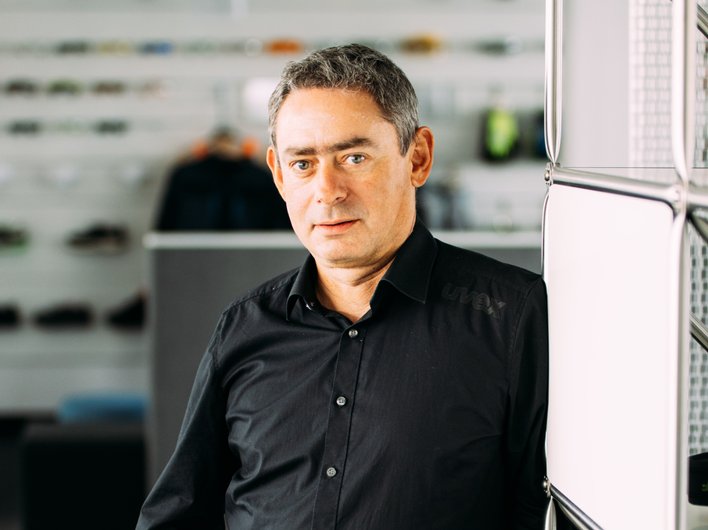 Ein Mann steht in einem Verkaufsraum