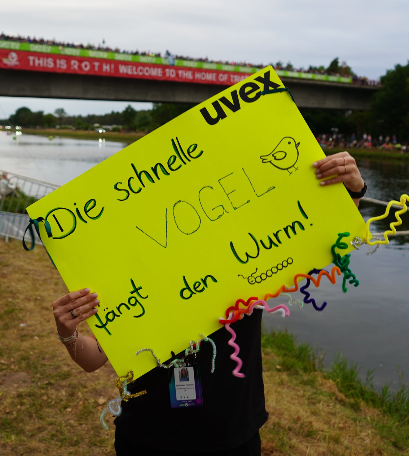 Plakat mit der Aufschrift: Die schnelle Vogel fängt den Wurm