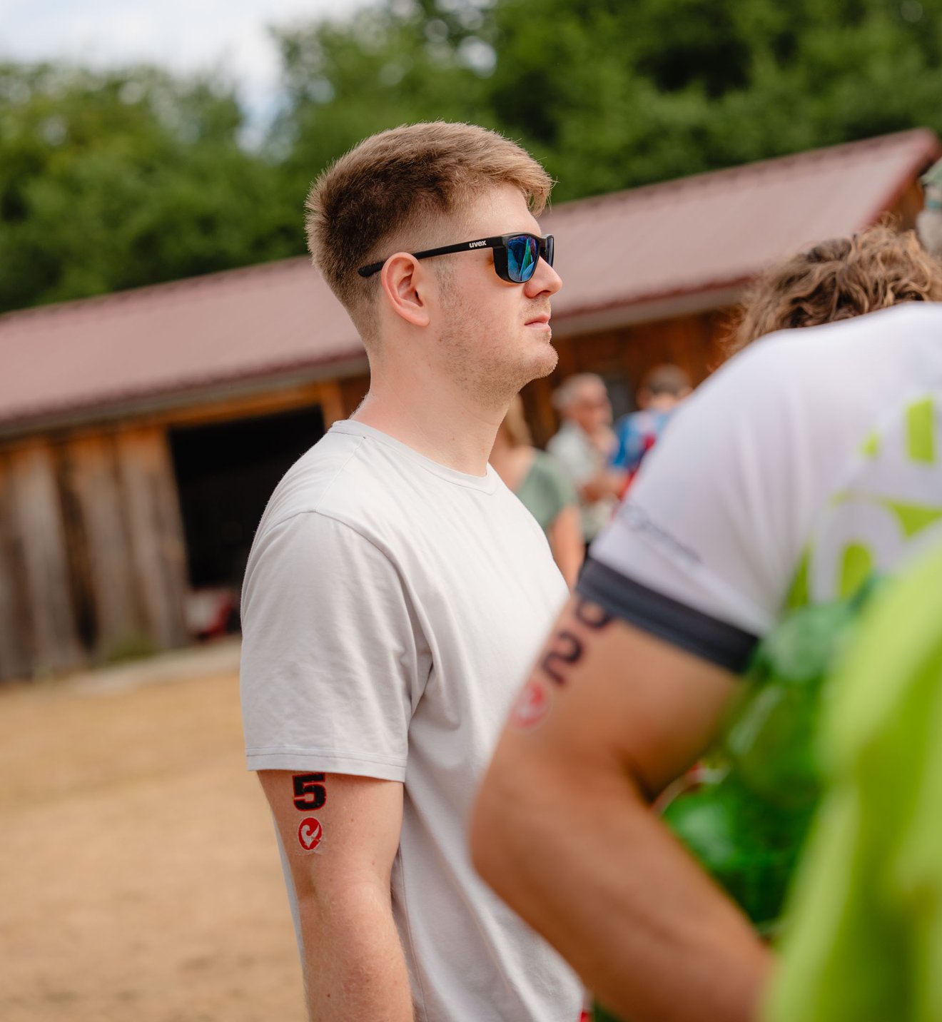 Ein junger Mann mit einer Sonnenbrille 