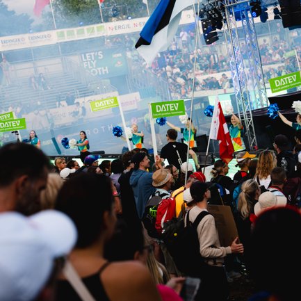 Mehrere Personen in der Cheering Zone bei Challenge Roth