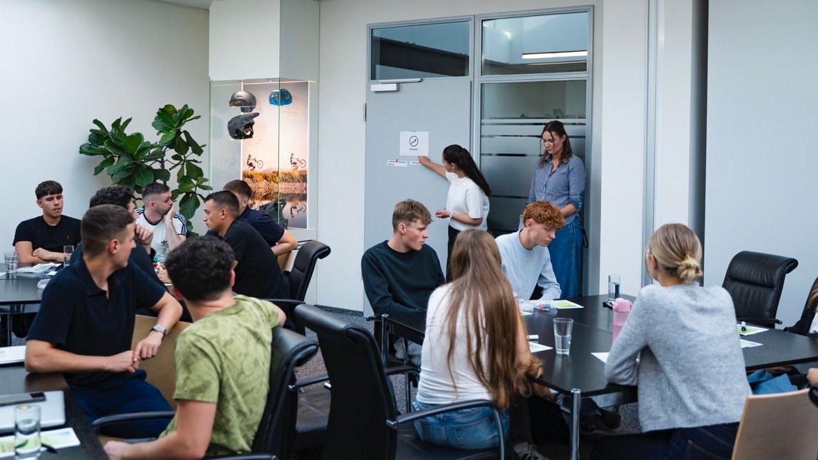 Die uvex Azubis bei einer Präsentation