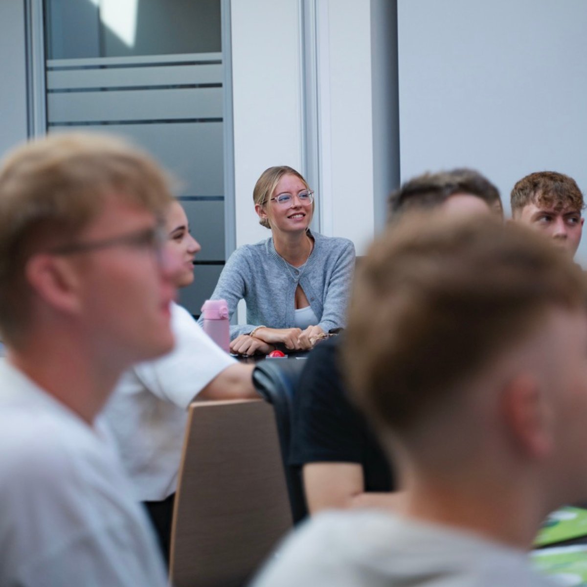 Die Azubis der uvex group bei einer Präsentation