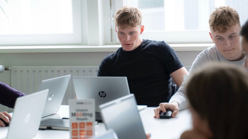 Die uvex Azubis bei der Arbeit am Laptop