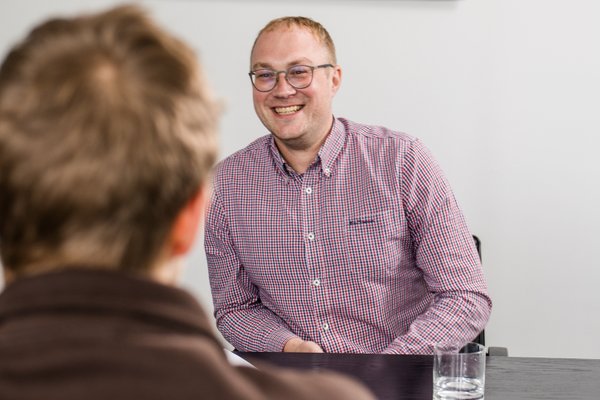 Zwei Männer unterhalten sich und lachen