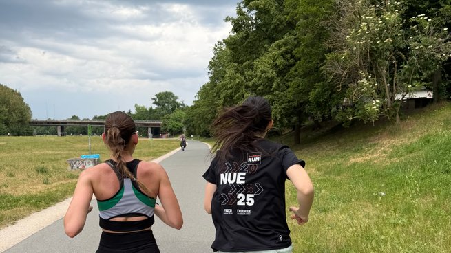 Zwei Frauen von hinten während sie Laufen