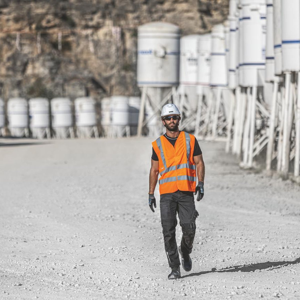 Eine Person in Schutzkleidung geht