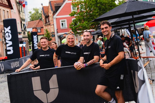 4 Mitarbeiter:innen von uvex am Stand bei der Challenge Roth
