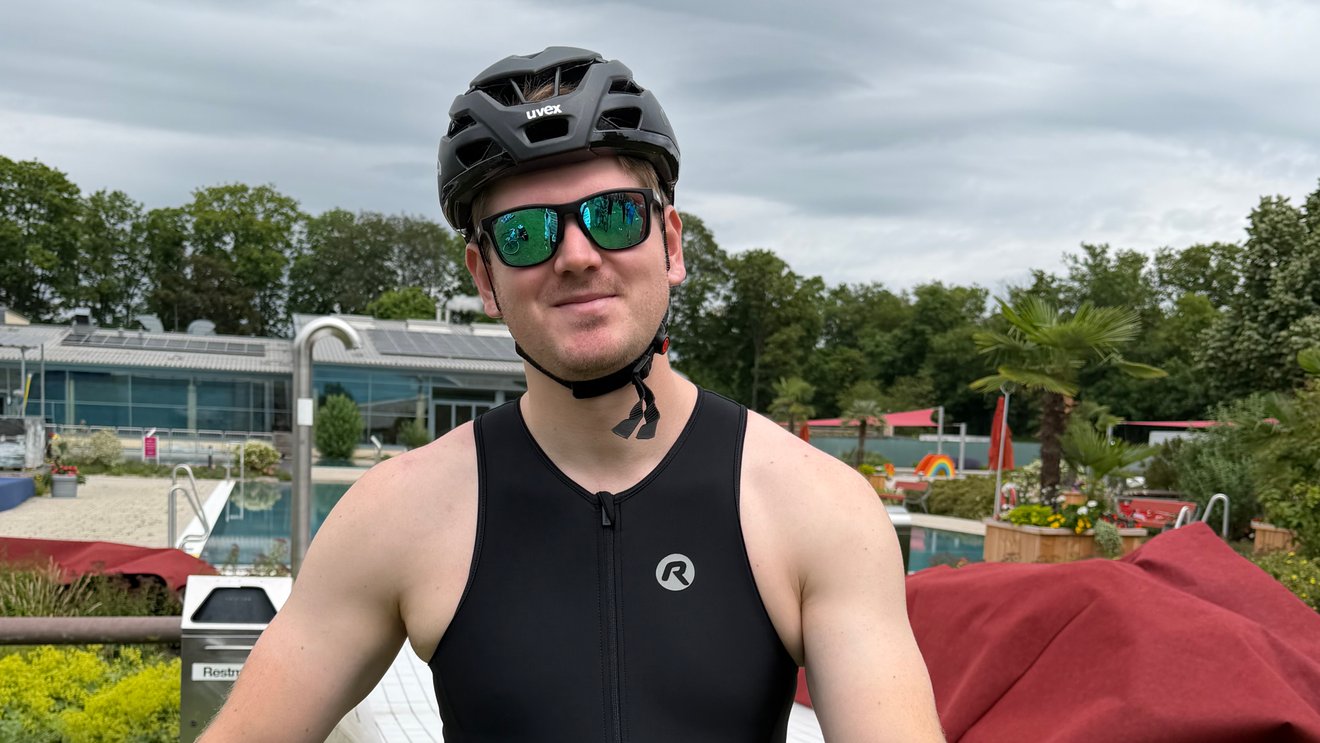 Junger Mann im Tanktop und uvex Radhelm