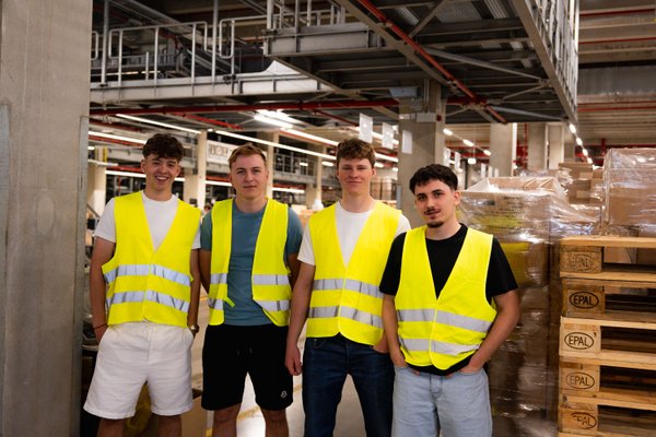 Gruppenfoto von vier Azubis im uvex Logistikzentrum Rednitzhembach