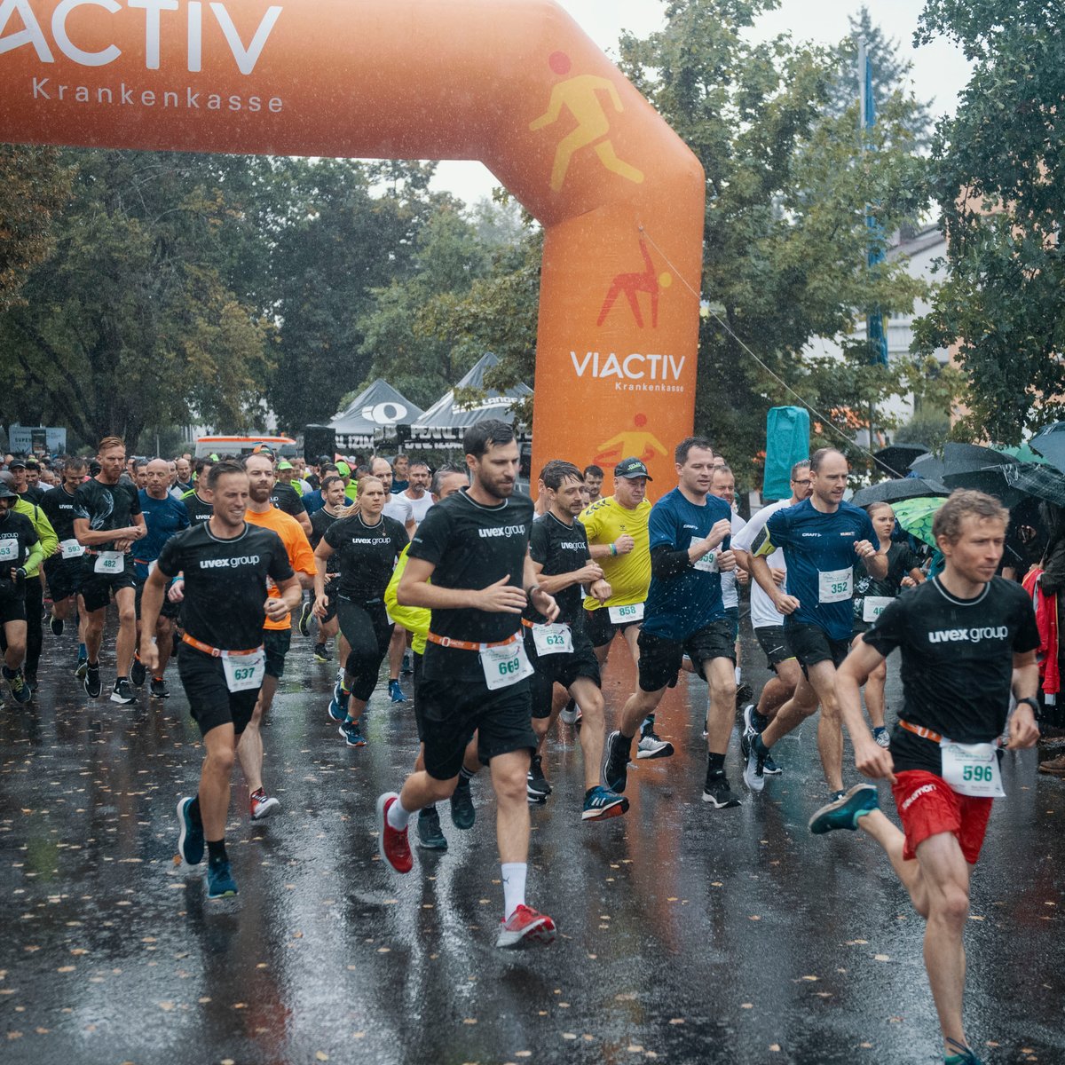 Mehrere Läufer von uvex  bei einem Firmenlauf