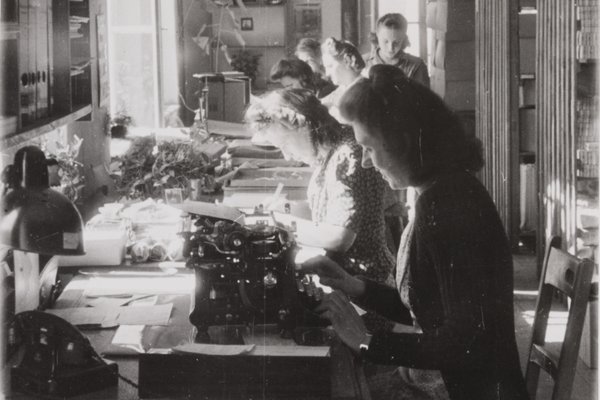 Arbeitssituation von mehreren Frauen im Jahr 1948, die mehrere Nähmaschine bedienen