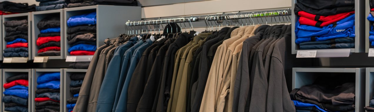 Ein Verkaufsraum mit verschiedenen Jacken