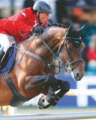 Hans Dieter Dreher auf einem Pferd das springt