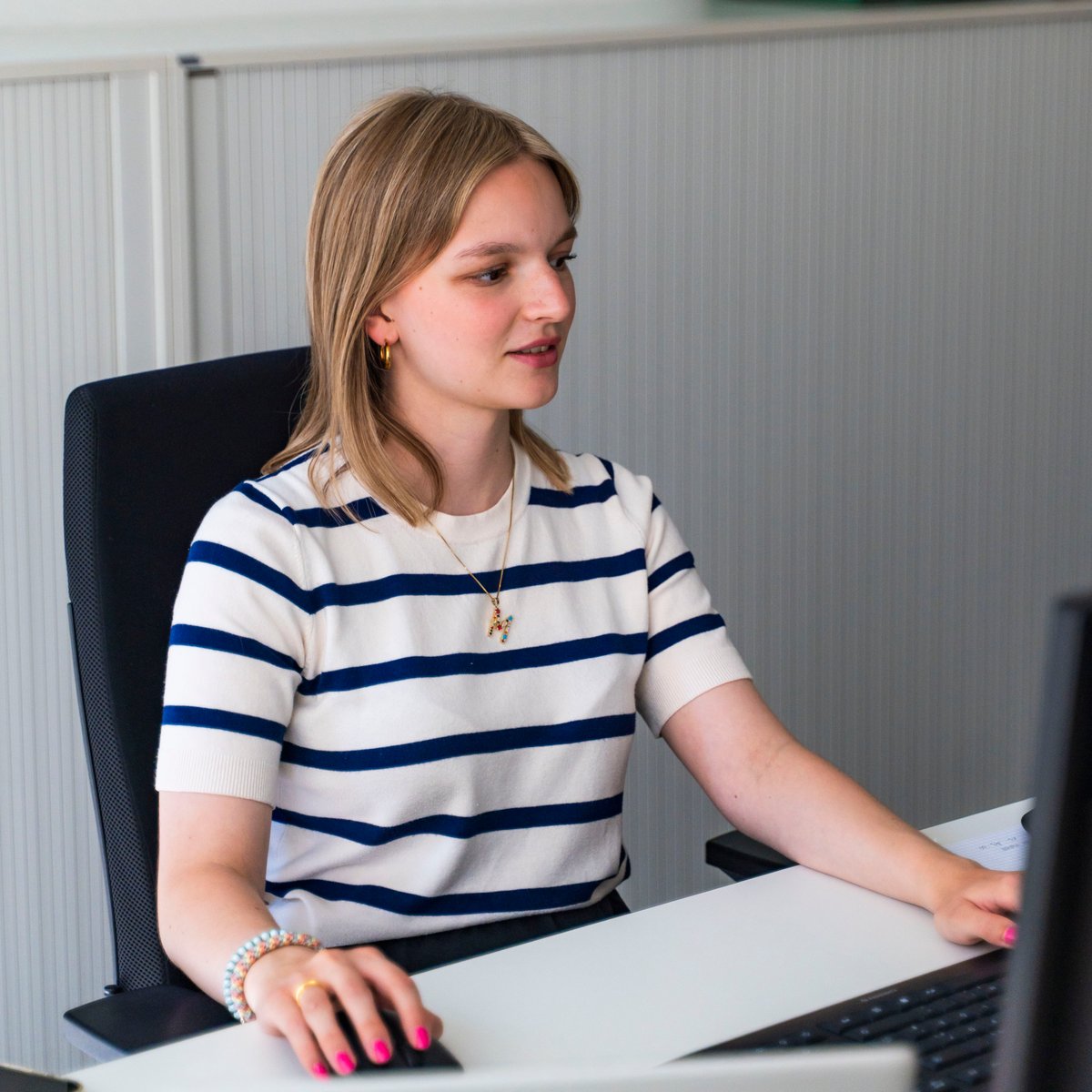 Eine uvex Werkstudentin arbeitet in ihrem Büro