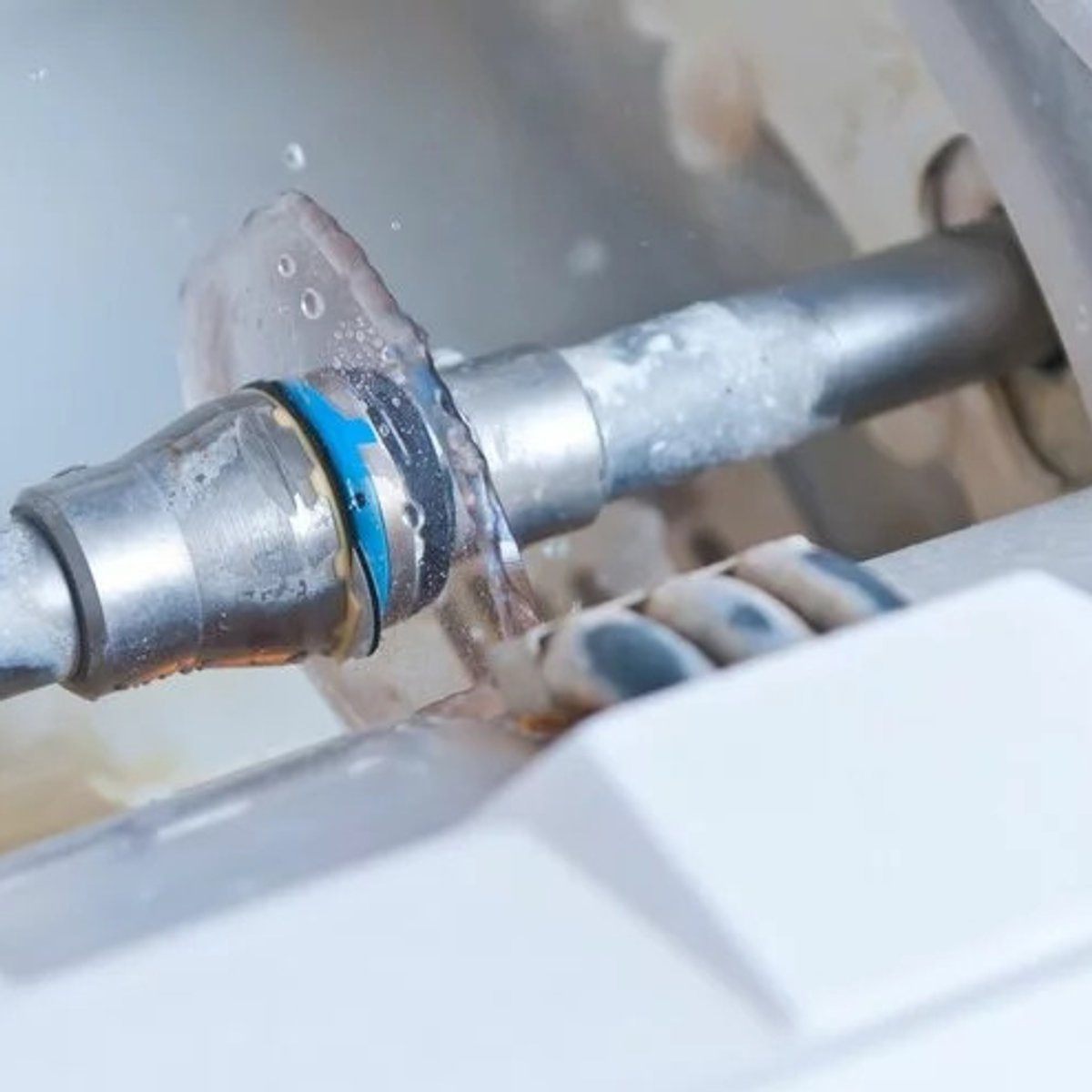 Nahaufnahme einer Schleifmaschine für Glasrohlinge