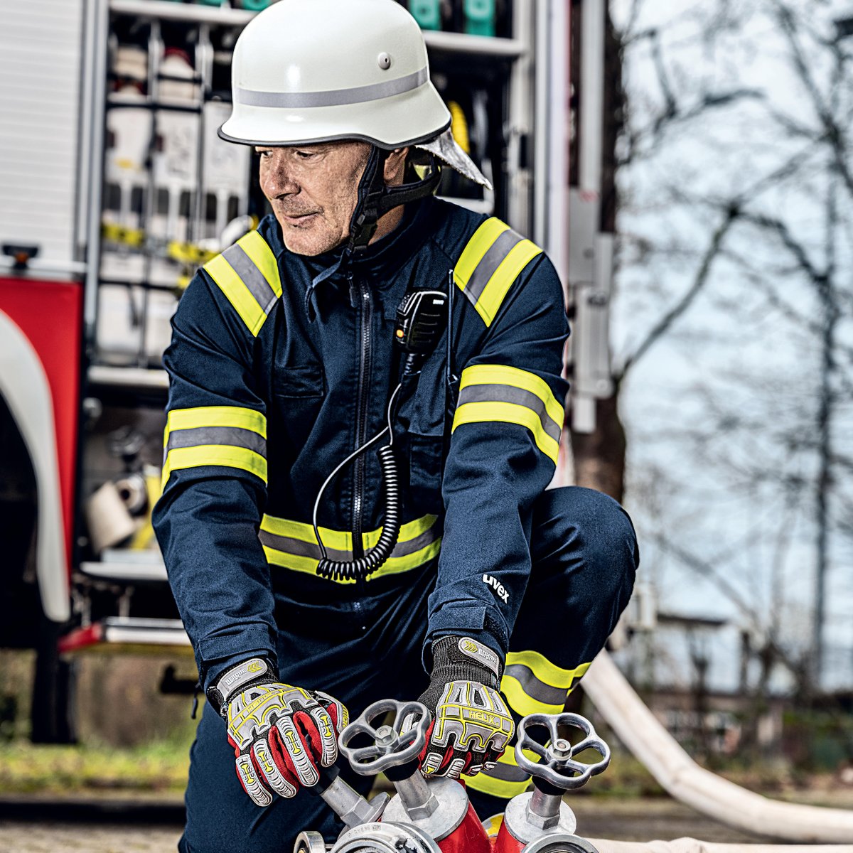 Eine Person in Feuerwehrschutzkleidung