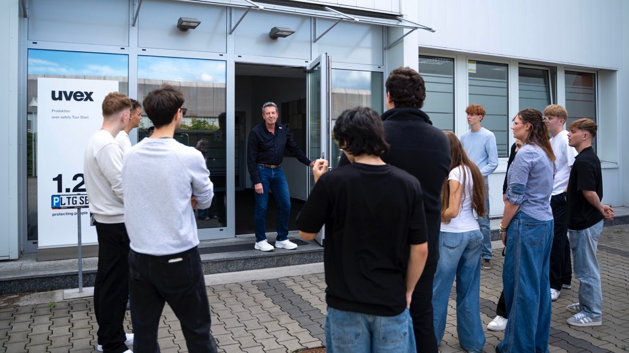 Die uvex Azubis vor dem Gebäude der uvex Winter Holding 