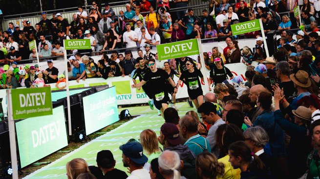 Zieleinlauf von drei Personen bei der Challenge Roth