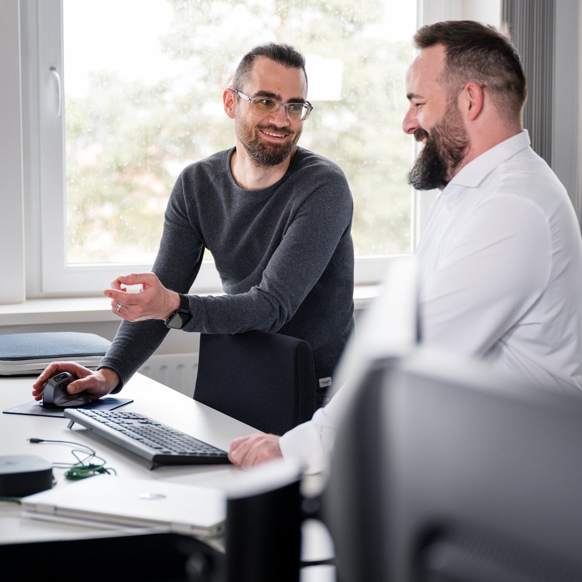 Zwei Männer am Arbeitsplatz