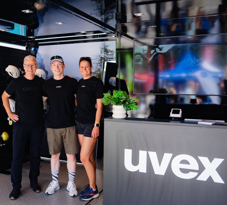 Drei uvex Mitarbeitende auf uvex Stand Challenge Roth Expo