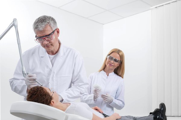Ein Arzt führt eine Laserbehandlung durch