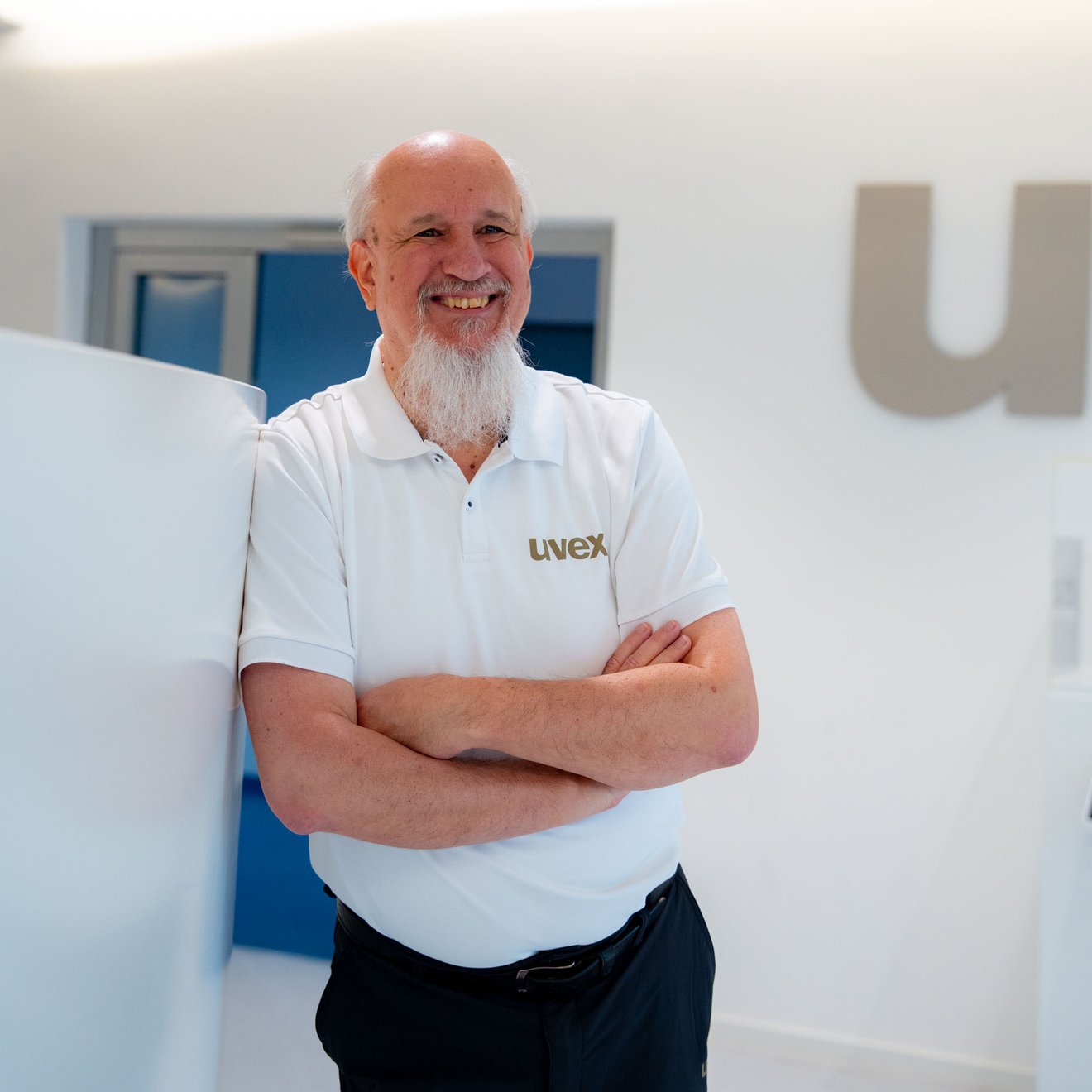 Ein Mann mit grauem Bart in einem Aufenthaltsraum bei uvex
