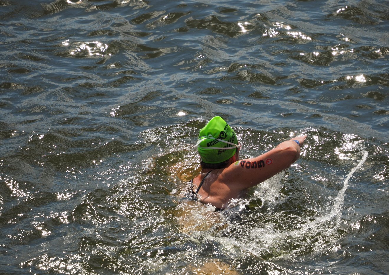 uvex Freizeitschwimmerin im Wasser