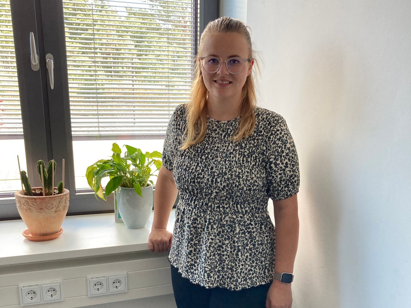 Eine Frau vor einem Fenster