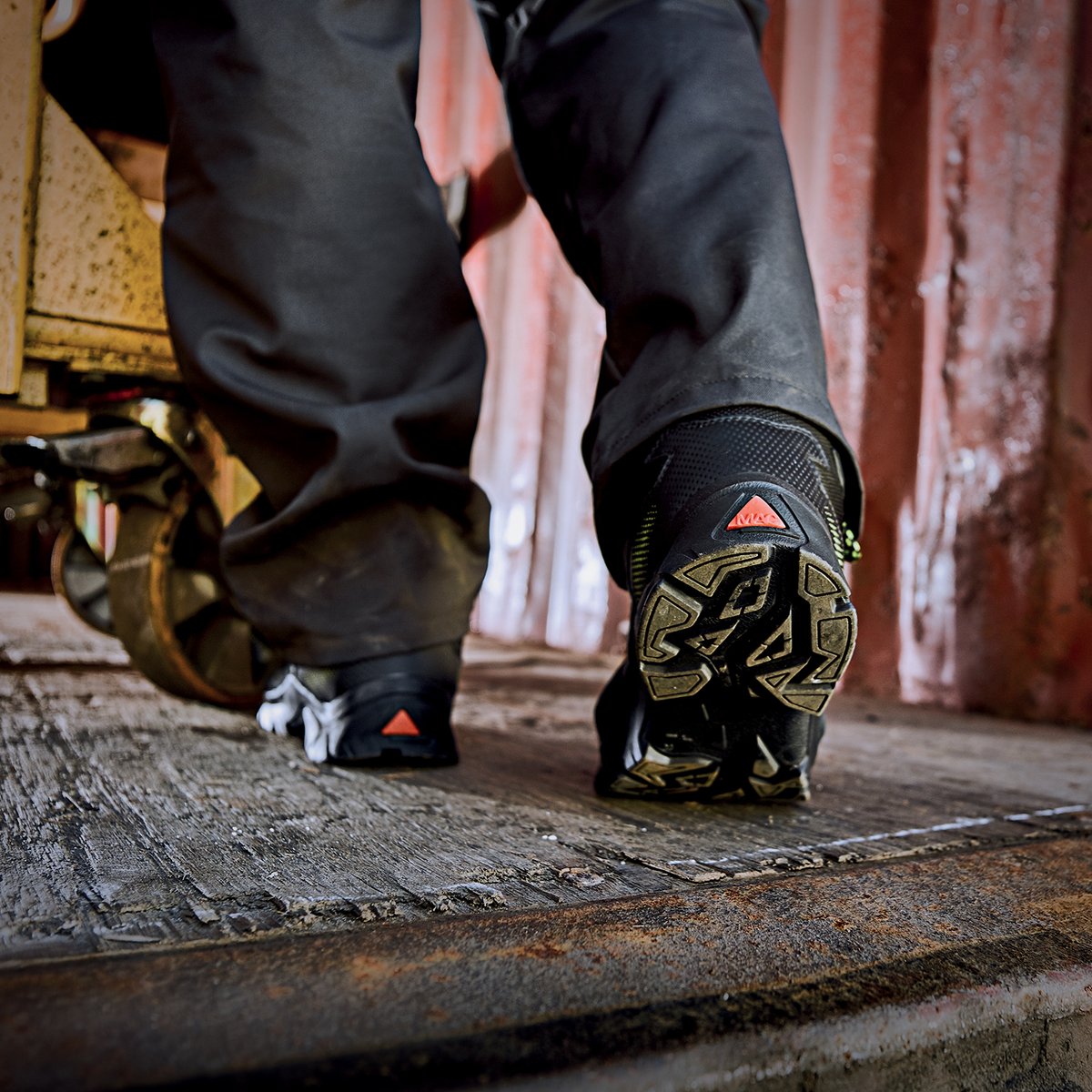 Nahaufnahme einer Person mit Sicherheitsschuhen