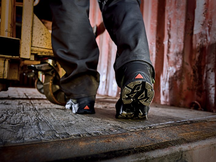 Nahaufnahme einer Person die Sicherheitsschuhe trägt