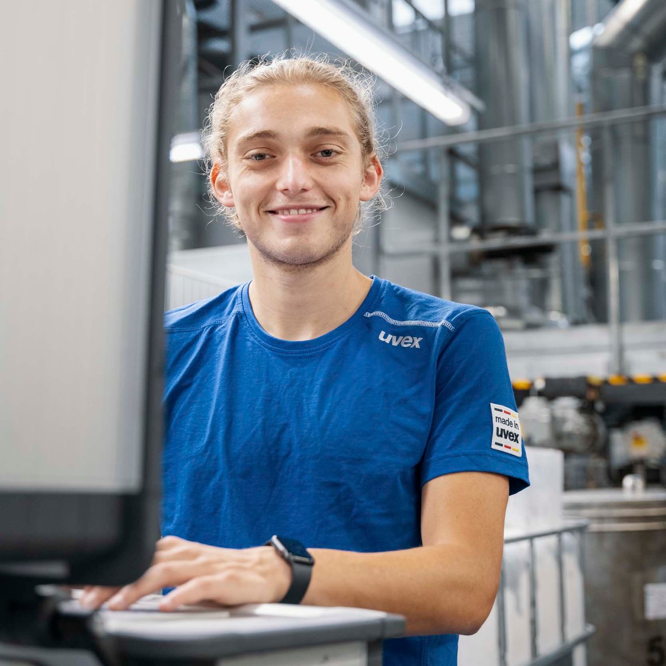 Ein junger Mann arbeitet an einem Bildschirm