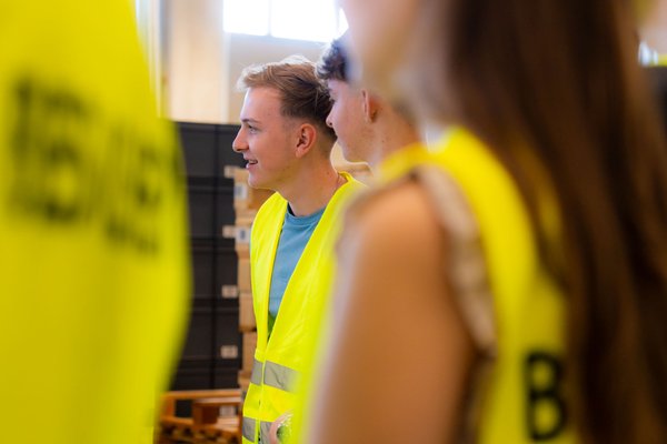 Auszubildender im uvex Logistikzentrum Rednitzhembach