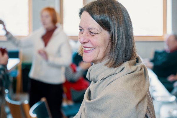 Frau Roos lächelt
